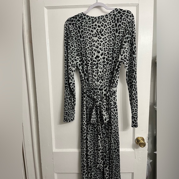 ASOS DESIGN Curve midi wrap dress in grey leopard print Size 14 - Picture 5 of 11